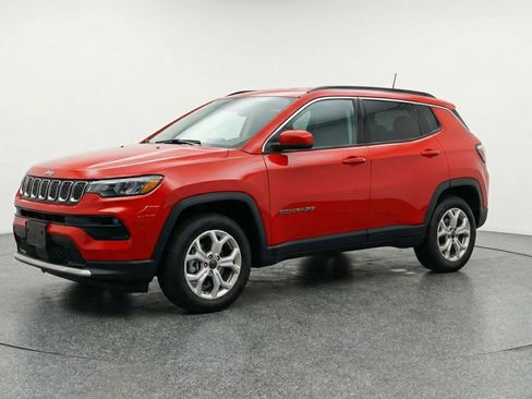 Used 2025 Jeep Compass Latitude image 3