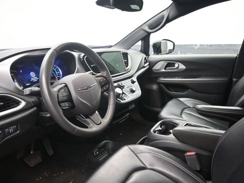Used 2024 Chrysler Pacifica Limited FWD image 19