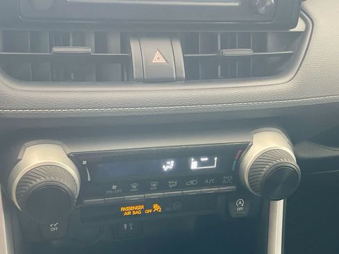 Used 2019 Toyota RAV4 LE AWD/4WD image 19