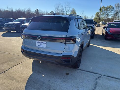 New 2026 Volkswagen Taos SE FWD image 5