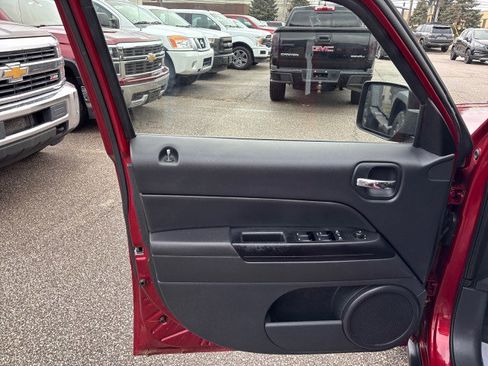 Used 2014 Jeep Patriot Latitude image 9