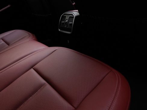 Certified 2023 Porsche Macan S AWD/4WD image 34