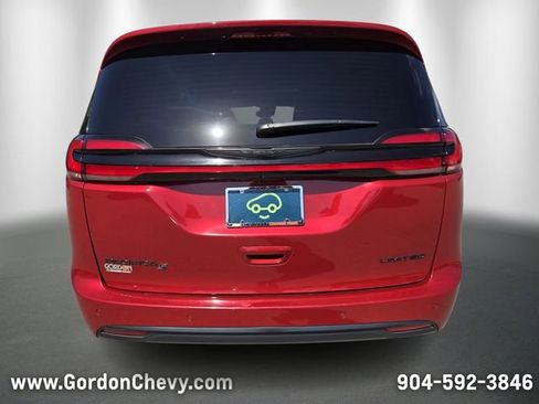 Used 2025 Chrysler Pacifica Limited FWD image 4