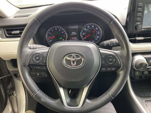 Used 2020 Toyota RAV4 XLE Premium FWD image 20