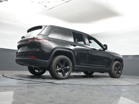 Used 2023 Jeep Grand Cherokee Altitude image 14