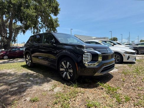 Used 2025 Mitsubishi Outlander SE image 1