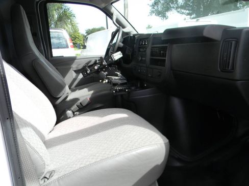 Used 2021 Chevrolet Express 2500 RWD image 5