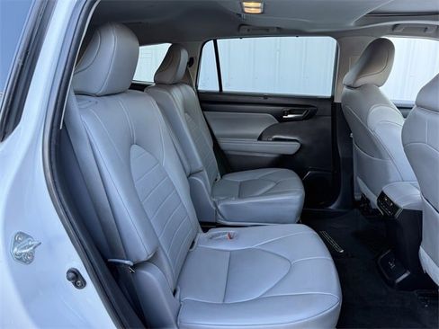 Used 2023 Toyota Highlander XLE image 34