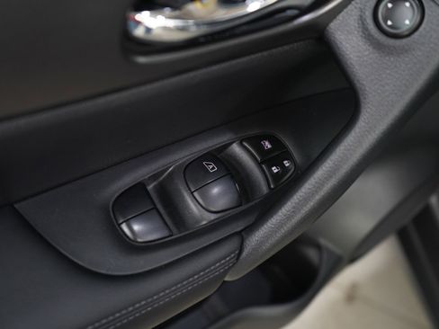 Used 2016 Nissan Rogue SV AWD/4WD image 19