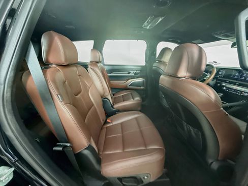 Used 2024 Kia Telluride EX w/ EX Captain's Chair Package FWD image 37