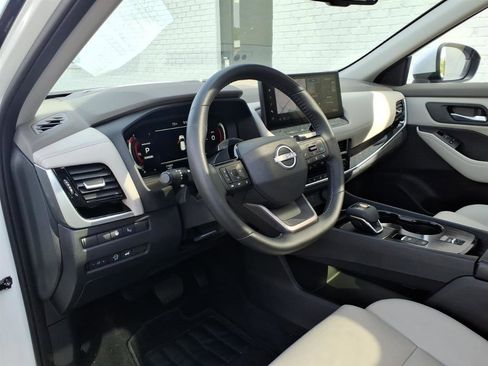 Used 2025 Nissan Rogue SL w/ Tech Package image 5