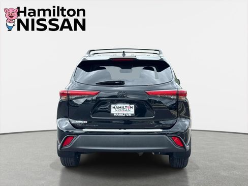 Used 2021 Toyota Highlander XLE AWD/4WD image 3