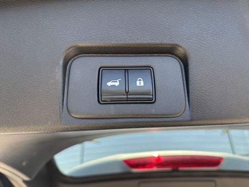 Used 2025 Nissan Rogue SV FWD image 23