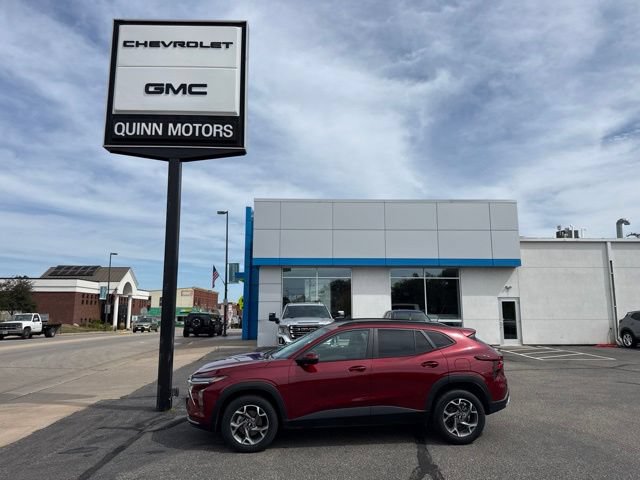 Used 2024 Chevrolet Trax LT w/ Driver Confidence Package FWD image 2