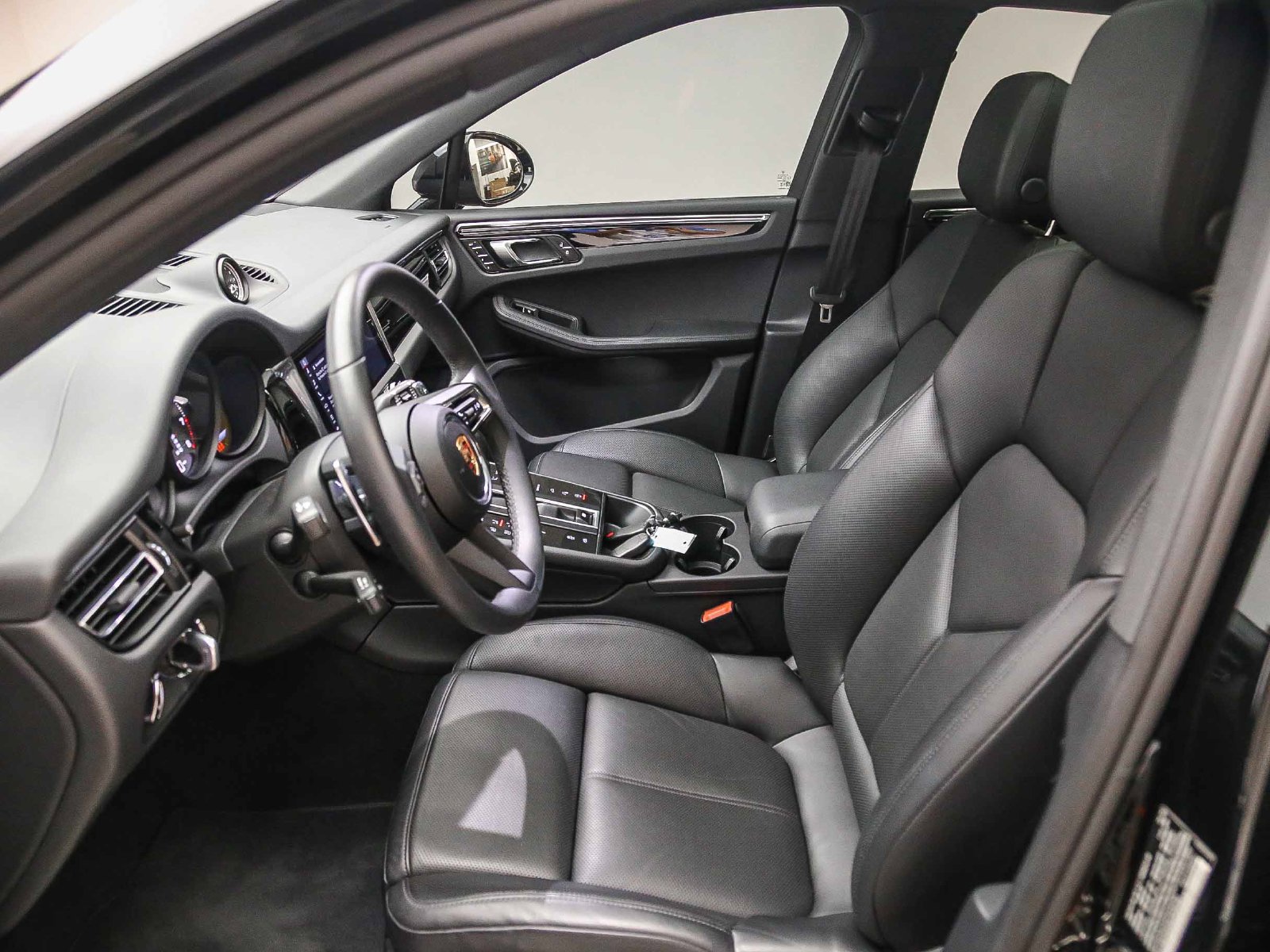 Certified 2025 Porsche Macan S AWD/4WD image 23