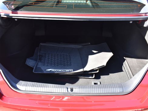 Used 2020 Toyota Avalon Limited image 33