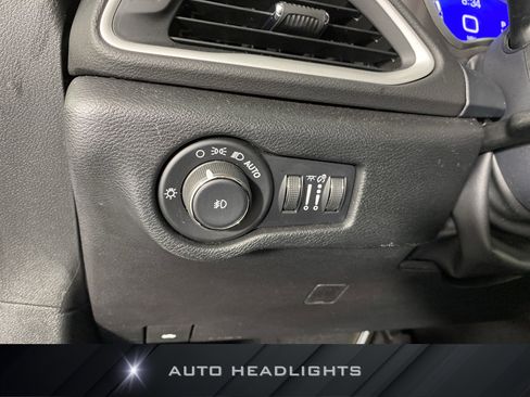 Used 2025 Chrysler Pacifica Select image 24