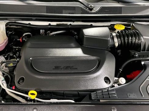 Used 2025 Chrysler Pacifica Limited FWD image 10
