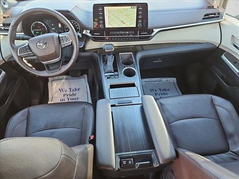 Used 2024 Toyota Sienna Platinum image 18