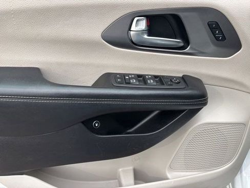 Used 2022 Chrysler Pacifica Touring-L w/ Uconnect Theater Family Group image 13