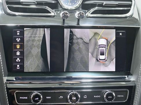 Used 2021 Bentley Bentayga AWD/4WD image 27