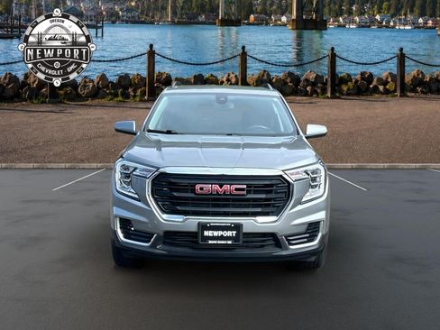 Used 2023 GMC Terrain SLE w/ Driver Convenience Package AWD/4WD image 2