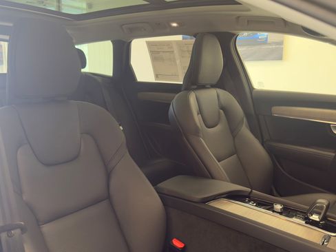 Used 2024 Volvo V90 B6 Cross Country Plus image 13