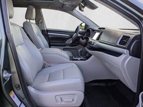 Certified 2019 Toyota Highlander XLE AWD/4WD image 21