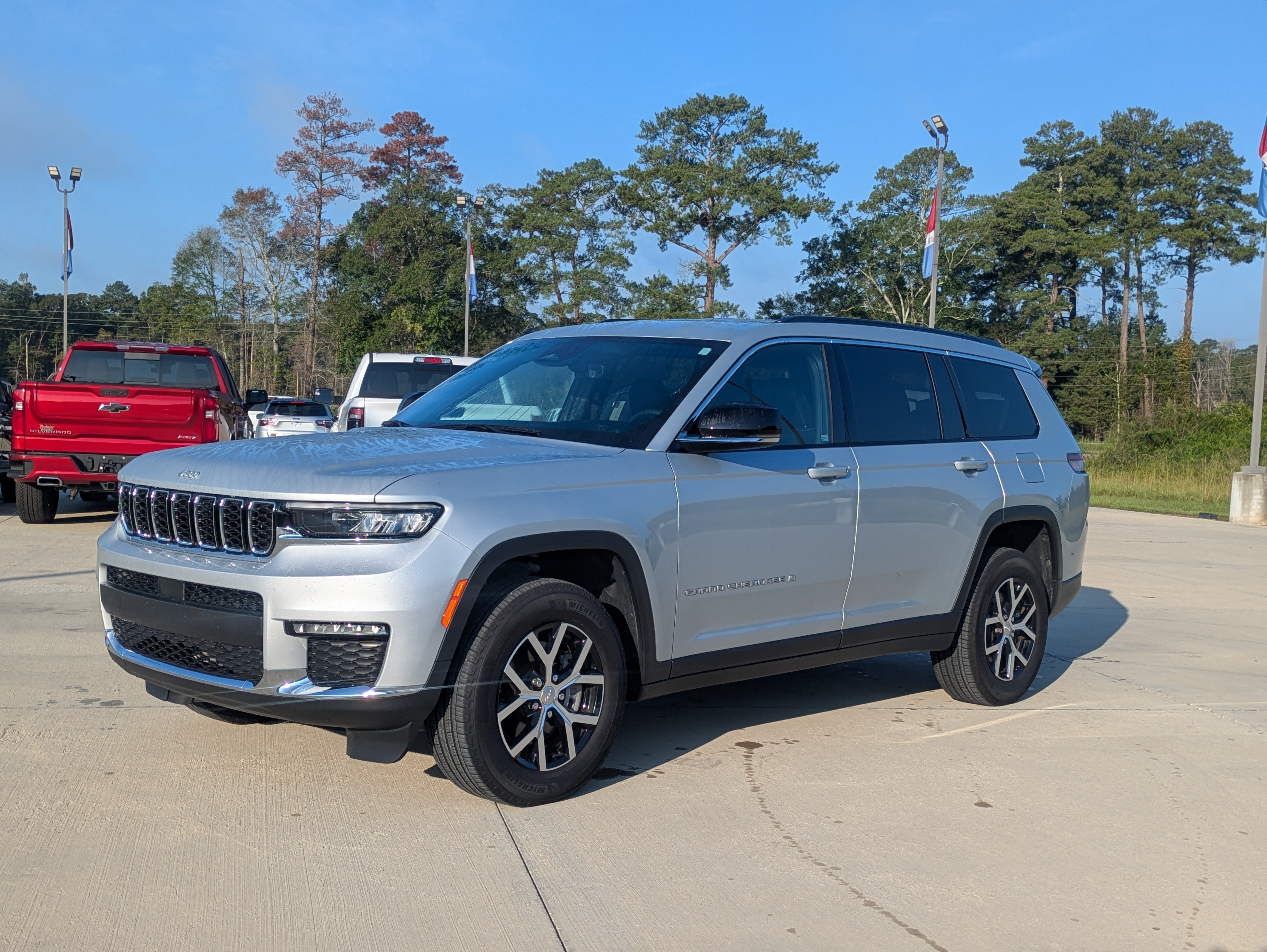Used 2025 Jeep Grand Cherokee L Limited RWD image 1