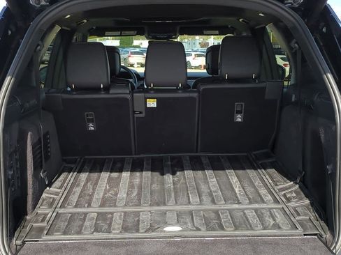 Used 2024 Land Rover Discovery Metropolitan Edition image 35