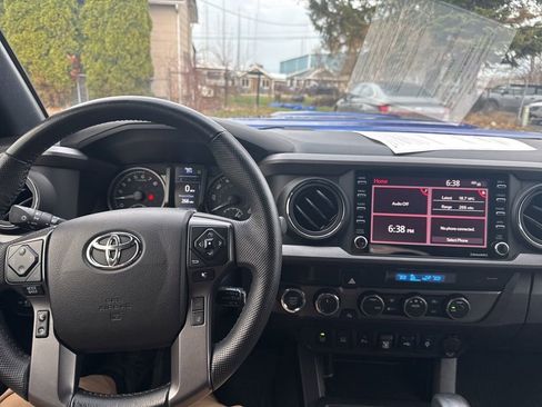 Used 2022 Toyota Tacoma TRD Sport w/ Technology Package image 14