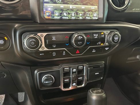 Used 2021 Jeep Wrangler Unlimited Sahara image 29