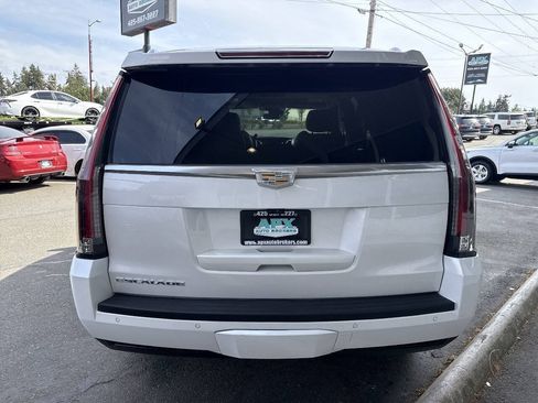 Used 2018 Cadillac Escalade Luxury AWD/4WD image 5