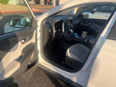 Used 2023 Hyundai Kona SE FWD image 3