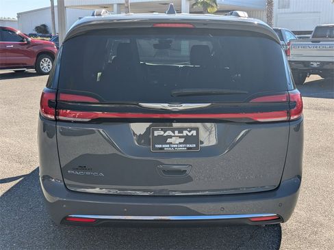 Used 2022 Chrysler Pacifica Touring-L image 4