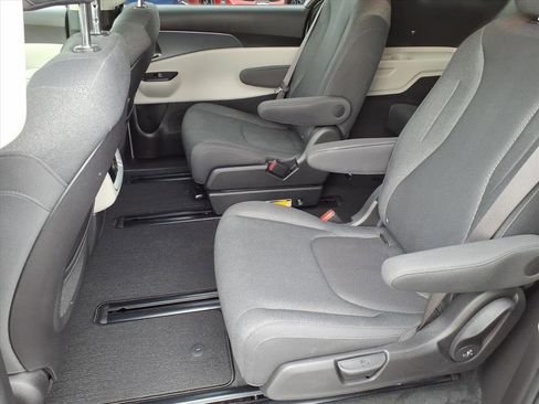 Used 2023 Kia Carnival LX image 12