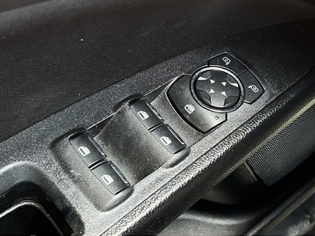 Used 2019 Ford Fusion SE FWD image 17