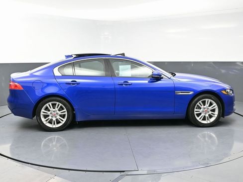 Used 2017 Jaguar XE Premium image 8
