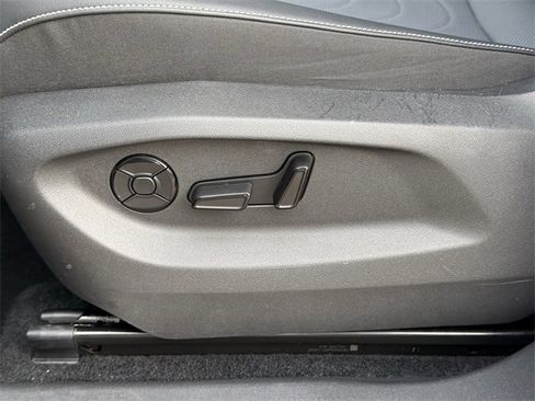 Certified 2025 Volkswagen Tiguan SE image 23