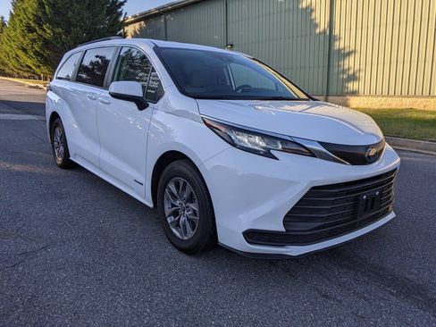Used 2021 Toyota Sienna LE w/ LE Plus Package FWD image 2