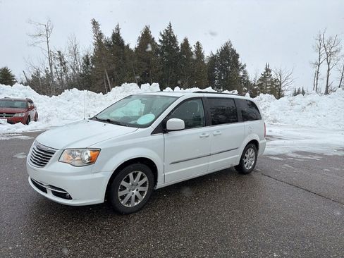 Used 2016 Chrysler Town & Country Touring FWD image 2