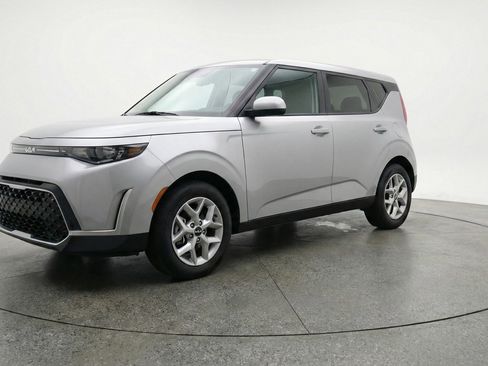 Used 2025 Kia Soul LX w/ LX Technology Package FWD image 3