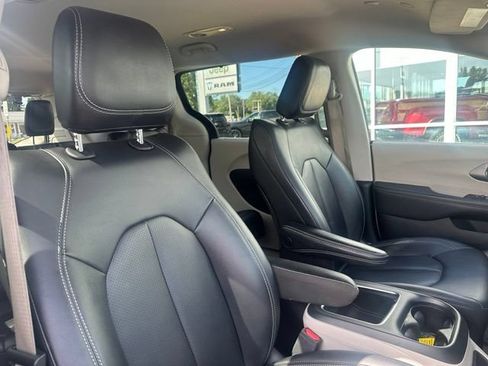 Used 2024 Chrysler Pacifica Touring-L FWD image 4