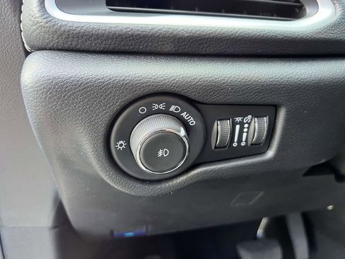 Used 2025 Chrysler Pacifica Select w/ Uconnect Theater Family Group image 24