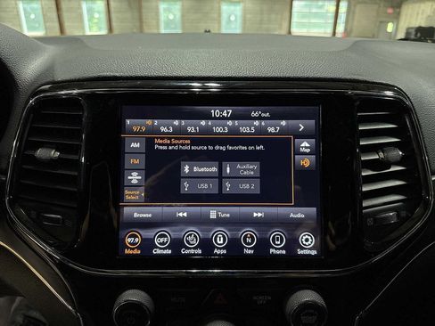 Used 2019 Jeep Grand Cherokee Limited AWD/4WD image 21