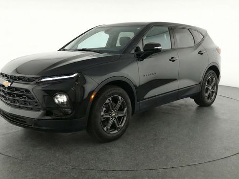 Used 2025 Chevrolet Blazer LT image 3