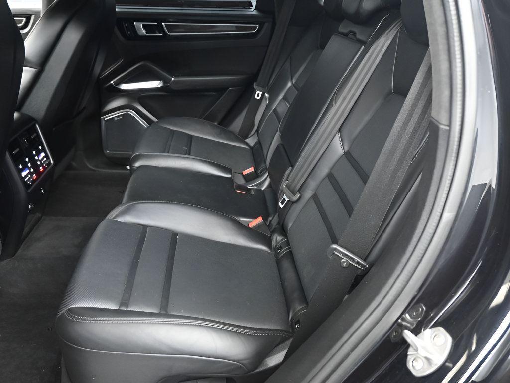 Certified 2022 Porsche Cayenne Turbo S AWD/4WD image 7