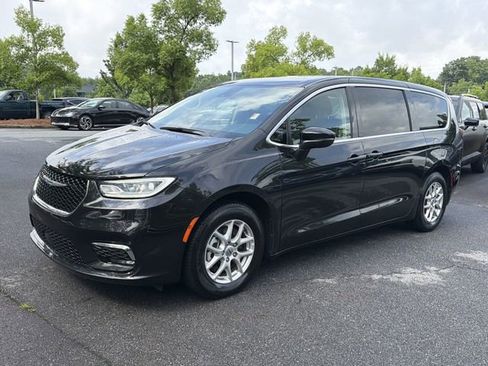 Used 2023 Chrysler Pacifica Touring-L FWD image 3