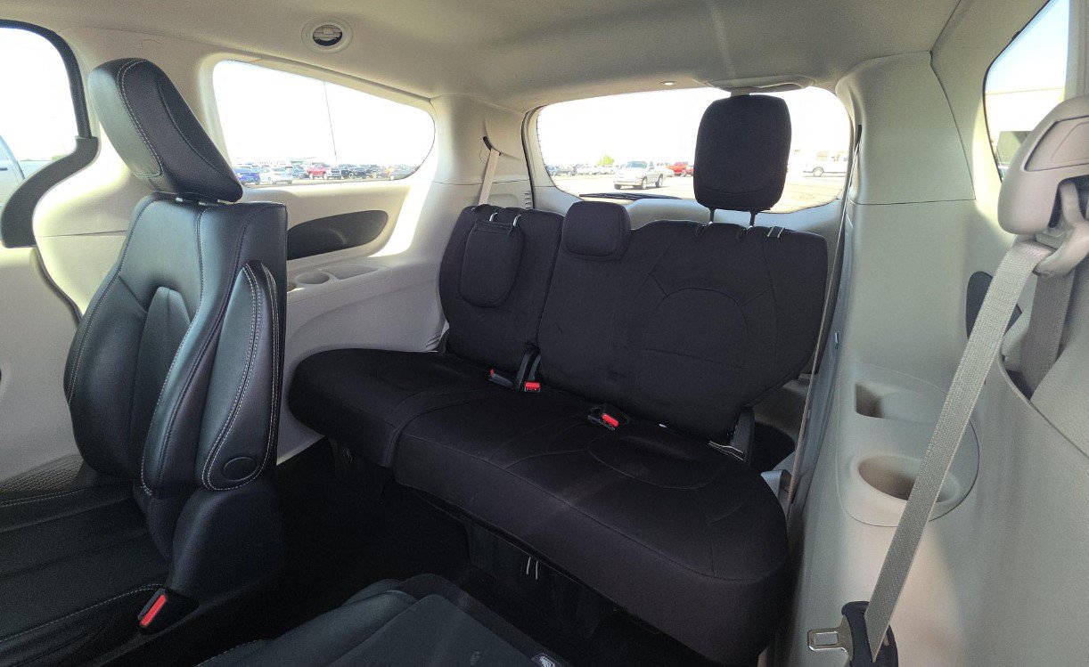 Used 2023 Chrysler Pacifica Touring-L FWD image 10