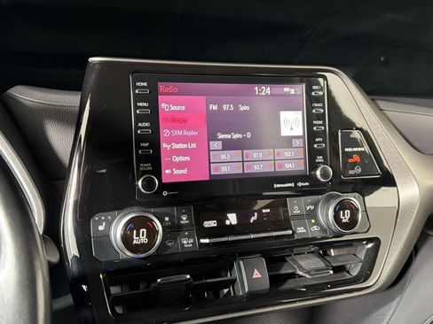 Used 2021 Toyota Highlander XLE AWD/4WD image 23